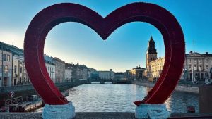 Gothenburg heart sculpture. Photo credit: Anthony Saddington, BBC.